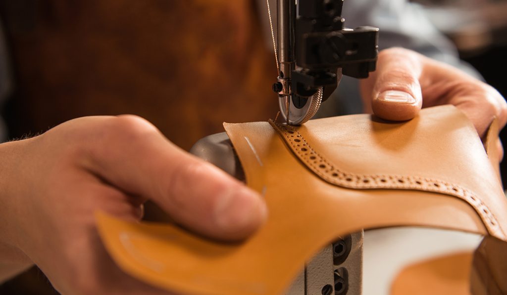 ada mesin jahit khusus seperti flatbed shoe sewing machines, post bed shoe sewing machines yang dirancang untuk bahan tebal, kulit, bagian rumit.