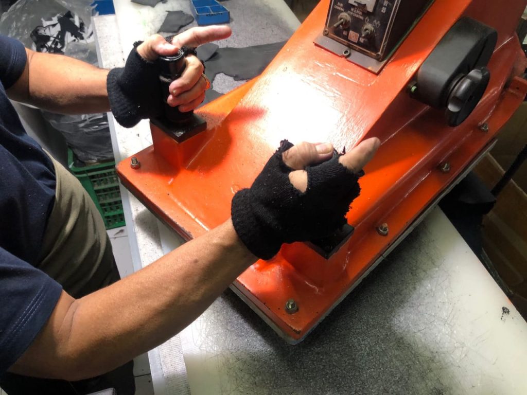 mesin klik (clicking press) atau die‐cutting machine digunakan untuk memotong pola di bahan kulit atau sintetis.