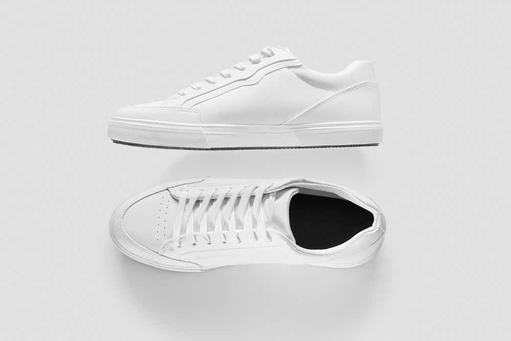 Sepatu kasual hitam dan kuning dengan desain sporty, cocok untuk aktivitas sehari-hari dan gaya santai.