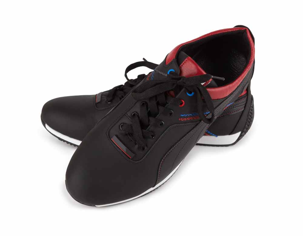 Sepatu sneakers hitam dengan aksen merah dan biru, desain modern dan stylish untuk aktivitas sehari-hari.