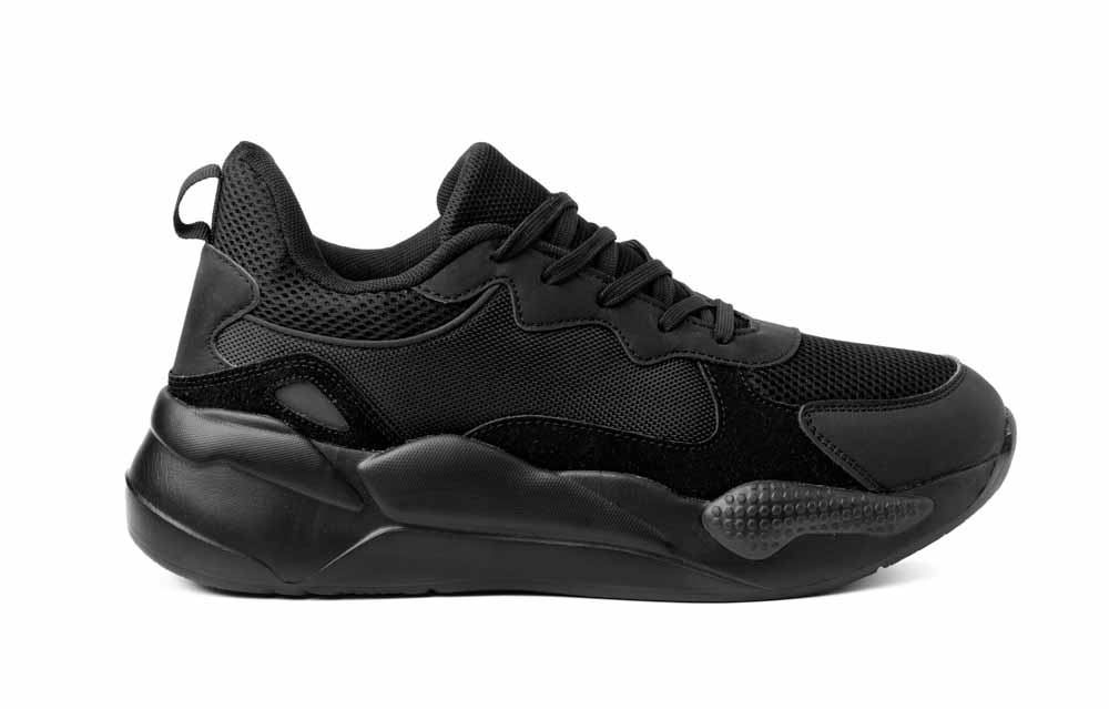 Sepatu sneakers hitam dengan desain modern, cocok untuk gaya kasual dan aktivitas sehari-hari.