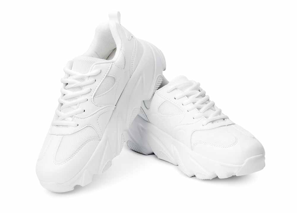 Sepatu sneakers putih dengan desain minimalis dan sol tebal, nyaman untuk aktivitas sehari-hari.
