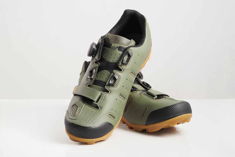 Sepatu cycling shoes dengan desain tahan lama dan sol anti-slip, ideal untuk aktivitas luar ruangan dan trekking.