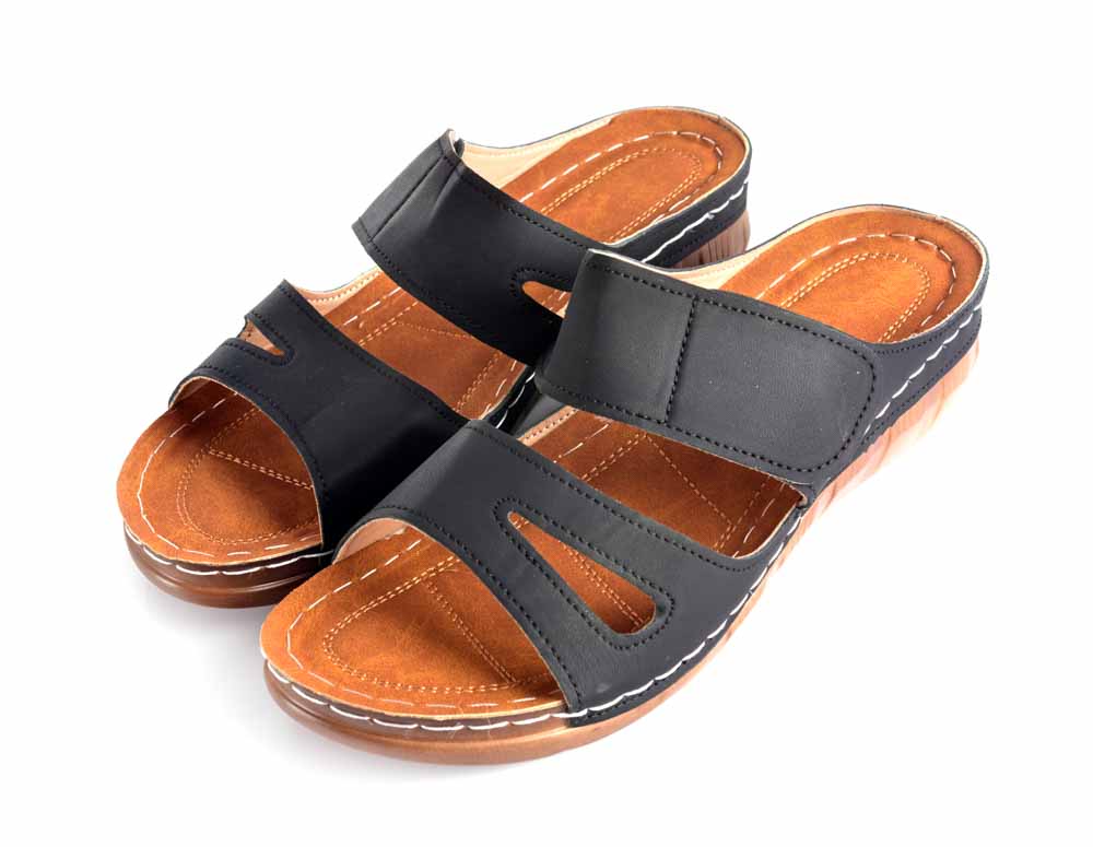 Sandal Hitam Bergaya Santai