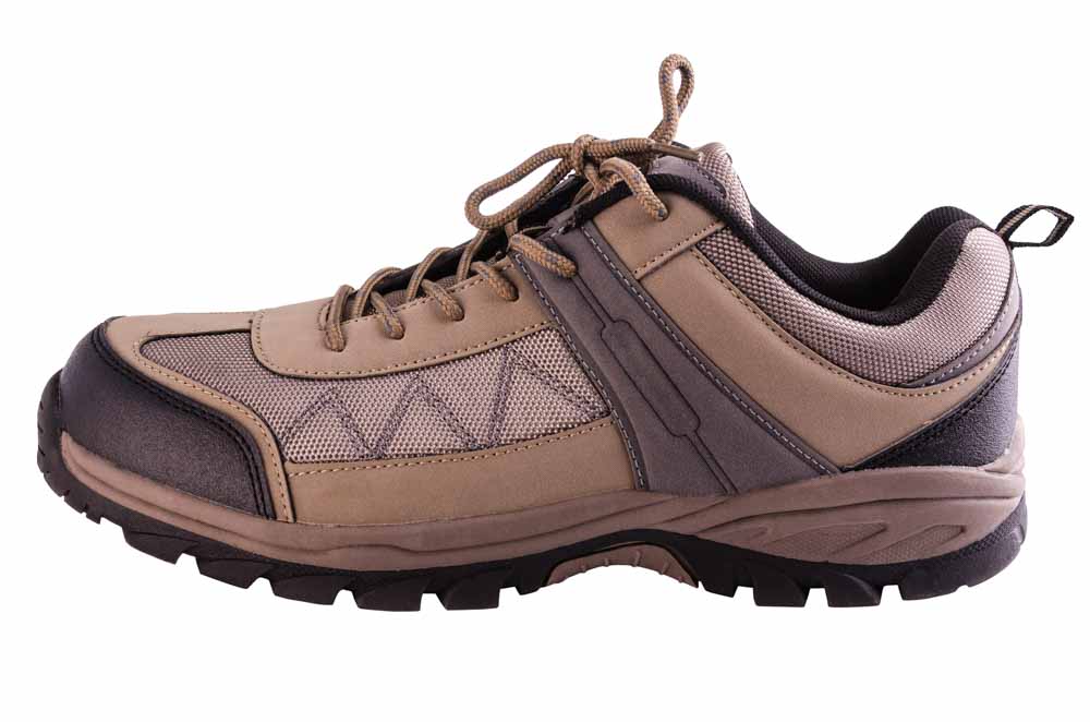 sepatu outdoor berwarna coklat dengan desain sol yang kuat, cocok untuk aktivitas luar ruangan dan petualangan.