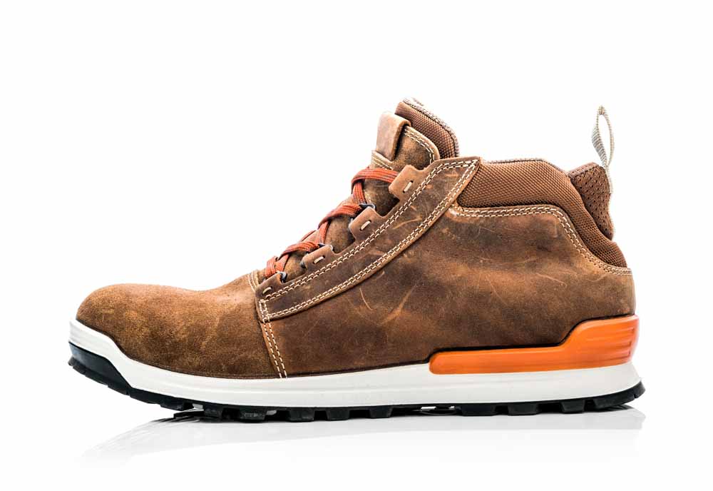 Sepatu boot kulit coklat untuk outdoor, dengan desain kokoh, sol anti-slip, dan dukungan pergelangan kaki yang nyaman.