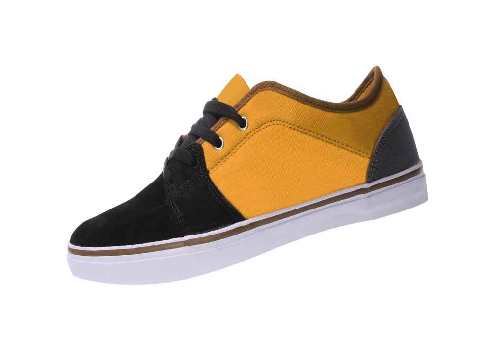 sepatu sneakers berwarna hitam dan kuning dengan desain kasual dan sol putih, cocok untuk penggunaan sehari-hari.