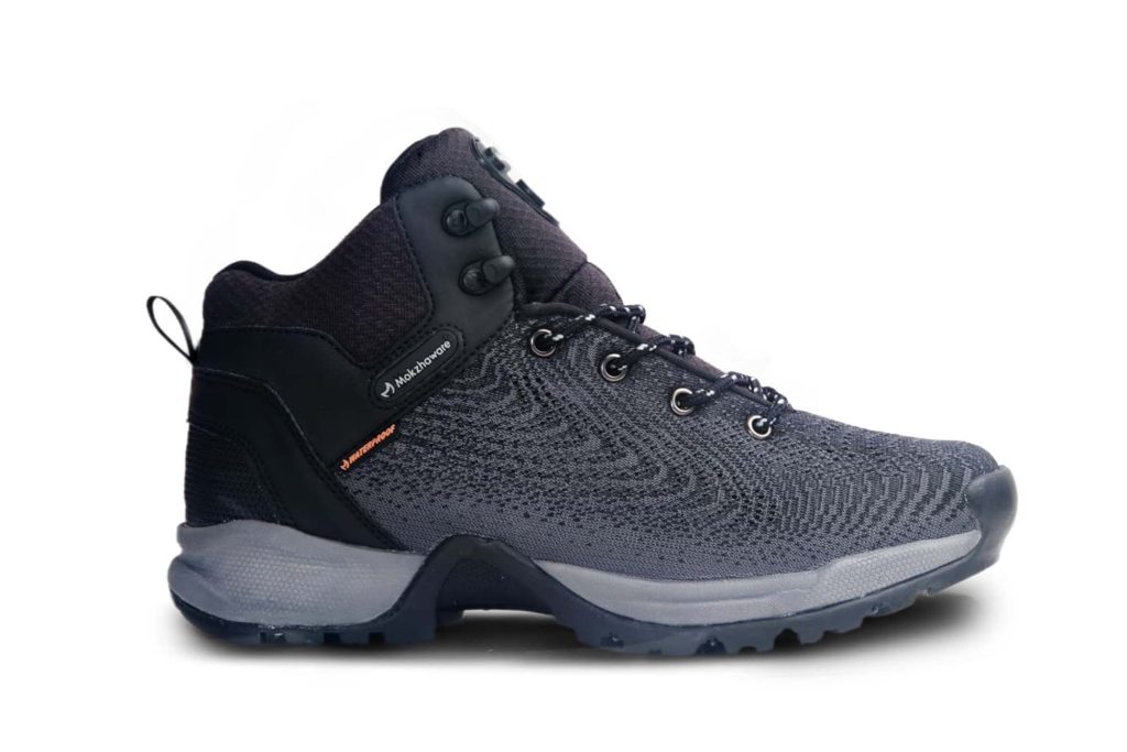 Sepatu hiking pria dengan desain knit dan bahan tahan air, cocok untuk kegiatan outdoor dan trekking.
