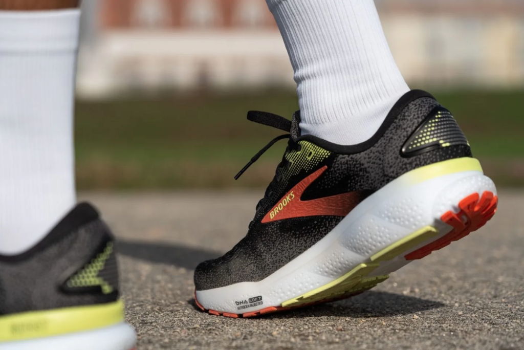 Sepatu lari Brooks digunakan pelari saat melangkah di aspal dengan desain sol empuk DNA Loft v3.