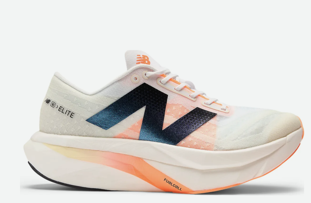 Sepatu lari New Balance FuelCell SuperComp Elite v5 warna putih oranye.