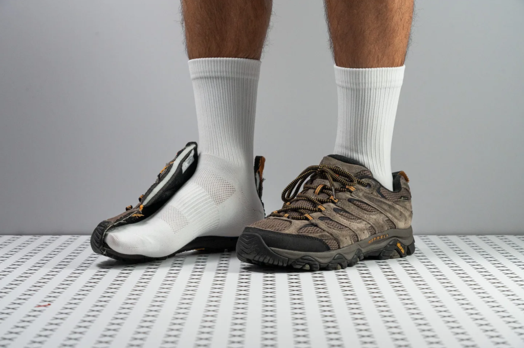 Sepatu hiking Merrell Moab 2 GTX berwarna coklat dipakai di jalur hutan