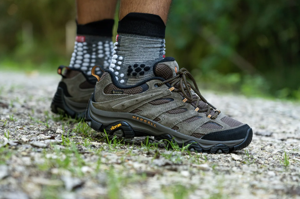 Sepatu hiking Merrell Moab 2 GTX berwarna coklat dipakai di jalur hutan