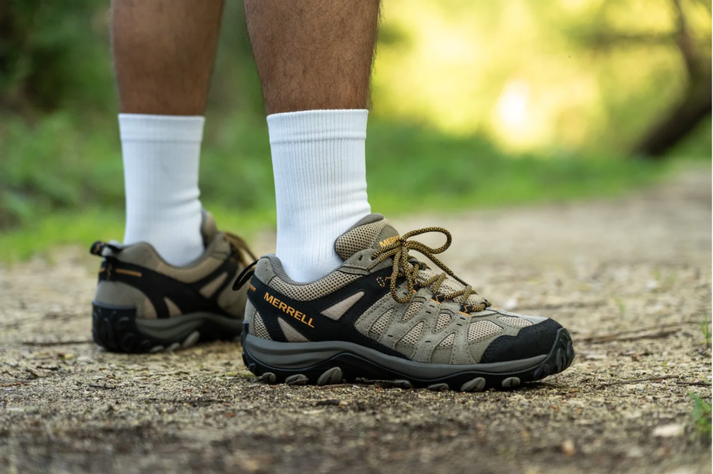 Sepatu hiking Merrell Moab 2 Ventilator warna beige dipakai berjalan di jalur alam