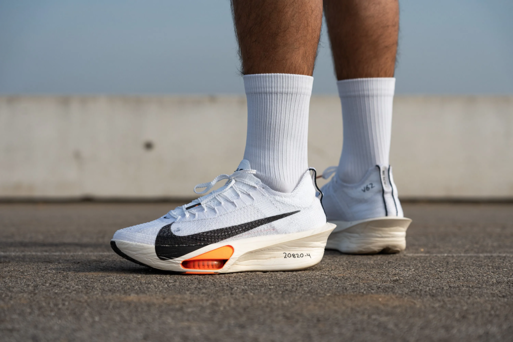 Sepatu running Nike Alphafly generasi terbaru dengan plate karbon dan Zoom Air Pods untuk kecepatan tinggi