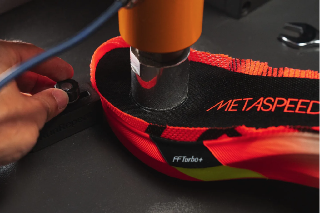 Mesin laboratorium menguji responsivitas dan tingkat pantulan foam midsole sepatu lari.