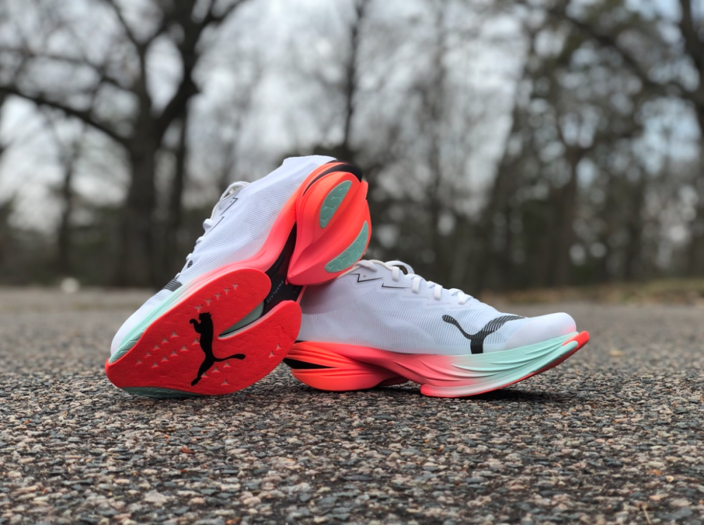 Sepatu lari Puma Fast-R Nitro Elite 3 dengan desain split midsole dan teknologi Nitro Elite foam.