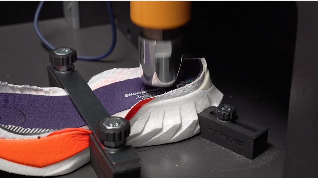 Pengujian kompresi midsole sepatu running menggunakan mesin tekanan untuk mengukur ketahanan bantalan