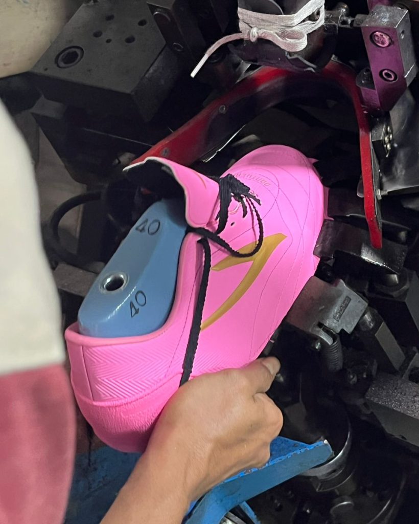Proses lasting sepatu di pabrik produksi sepatu Indonesia